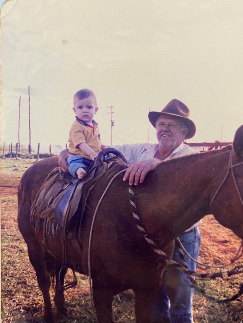 Eduardo na infância, no campo com a família